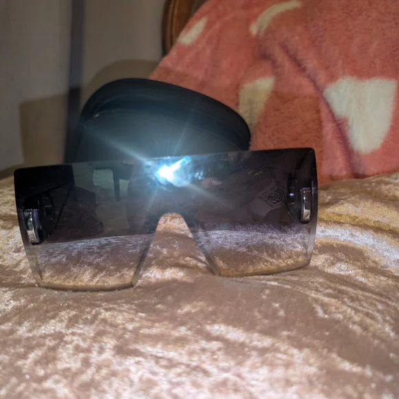 Chic Black Oversized Sunglasses - Picture 3 of 10